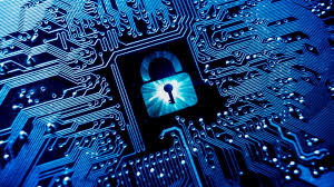 Человек у доски с электроникой и жестким диском, обеспечивая безопасность.